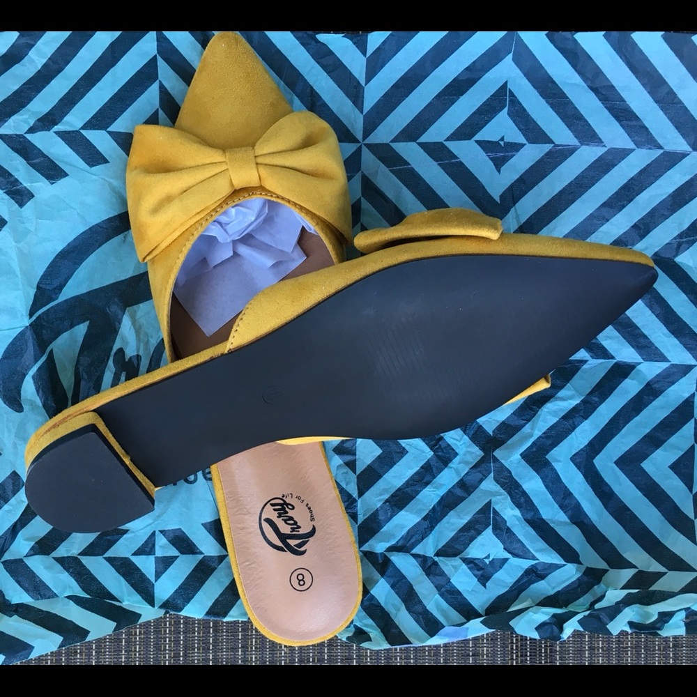 Pointy toe and bow flat mule slides
